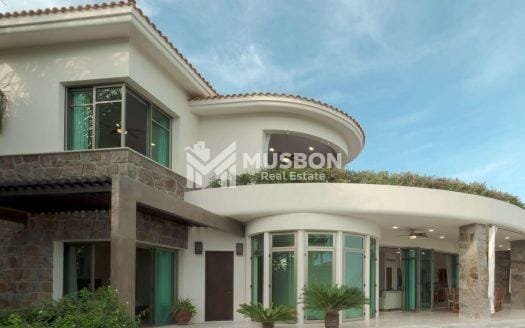 Luxurious mansion in Kigo with lake view