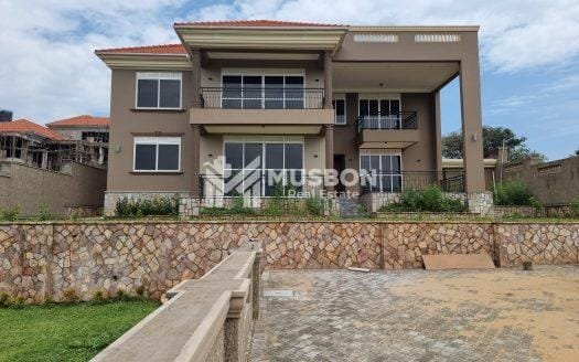Mansion on Sixty decimals in Munyonyo