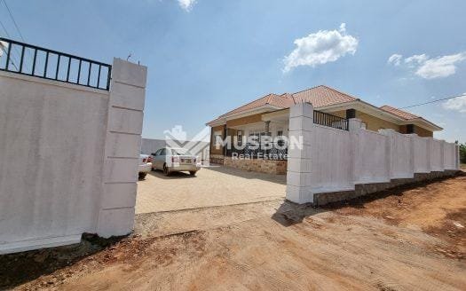 Spacious Bangalow in Kira town